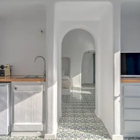 Luna Santorini Pyrgos Kallistis